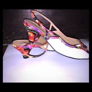 Classique Size10 white/floral heeled sandals